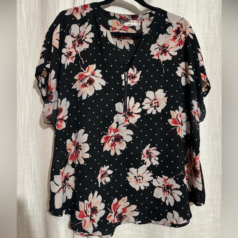 Short sleeve blouse with zipper in the front